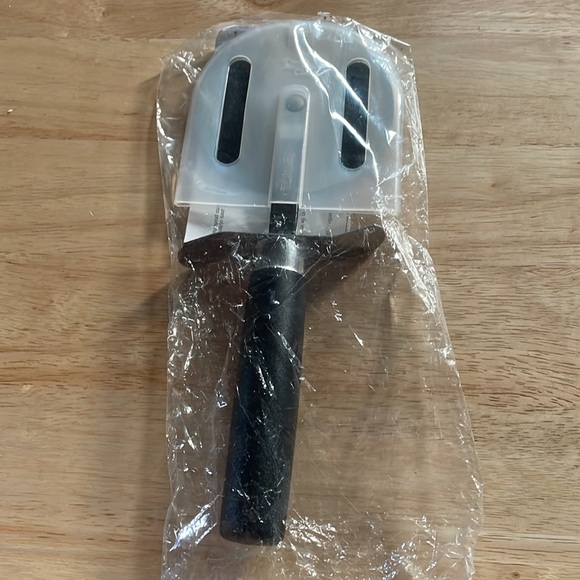 New Pampered Chef pizza cutter still in original packaging. - Picture 2 of 3